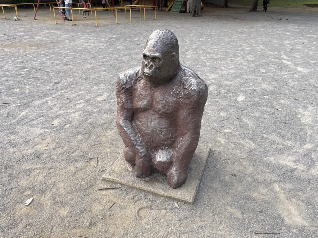 松ヶ崎中央公園の動物のゴリラ銅像