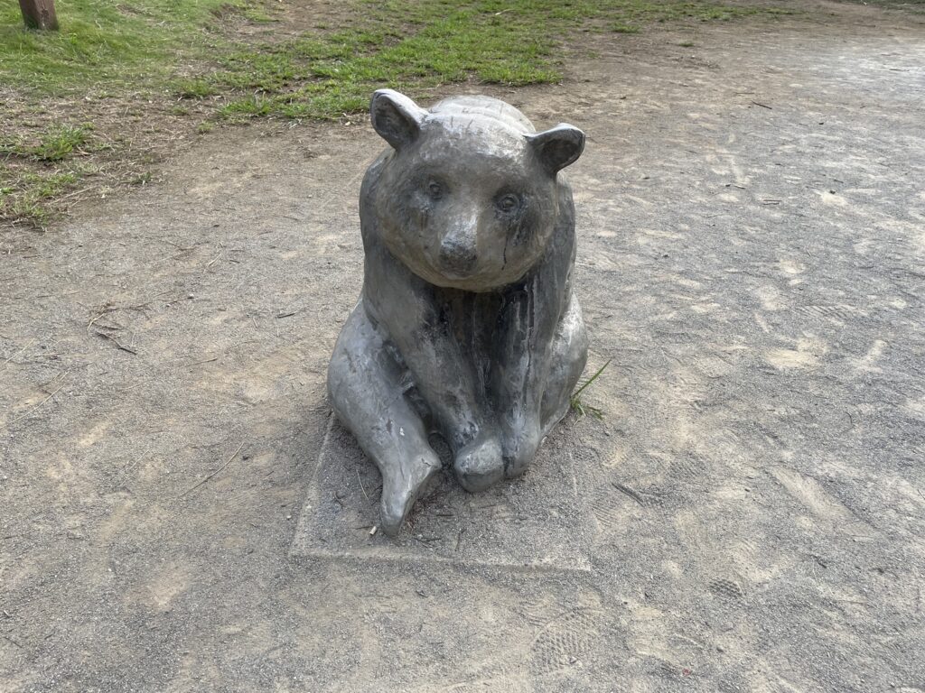 松ヶ崎中央公園の動物のくまの銅像