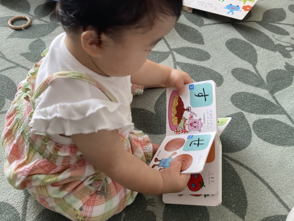 【前編】0歳〜1歳におすすめ！我が子が夢中になった知育絵本10選のアンパンマン絵本を読む赤ちゃん