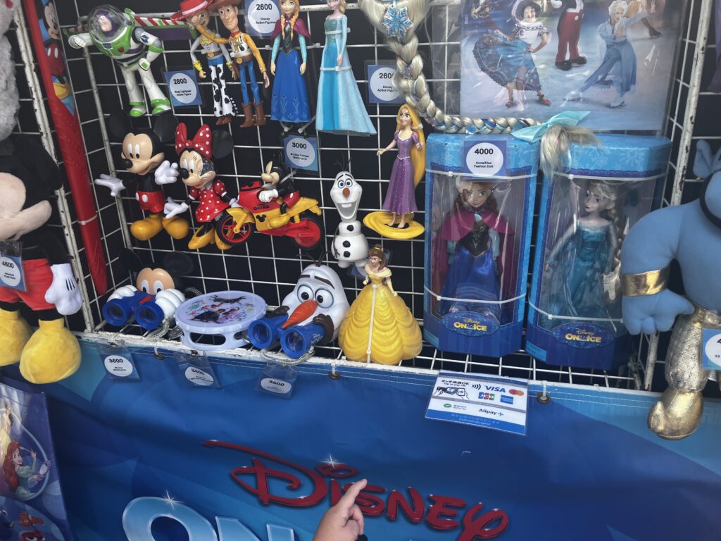 3歳子連れでディズニーオンアイス！体験談と持ち物まとめのグッズ販売の風景