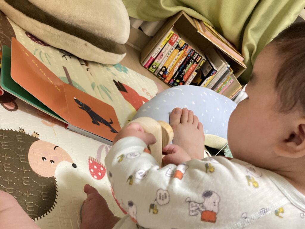 【前編】0歳〜1歳におすすめ！我が子が夢中になった知育絵本10選のじゃあじゃあびりびりを読む赤ちゃん