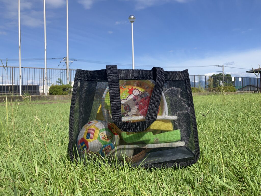 4歳ママ厳選！未就学児公園グッズ持ち運びメッシュバッグ3選のメッシュバッグブラックの入れた様子