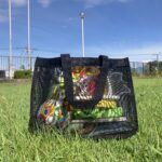 4歳ママ厳選！未就学児公園グッズ持ち運びメッシュバッグ3選のメッシュバッグブラックの入れた様子