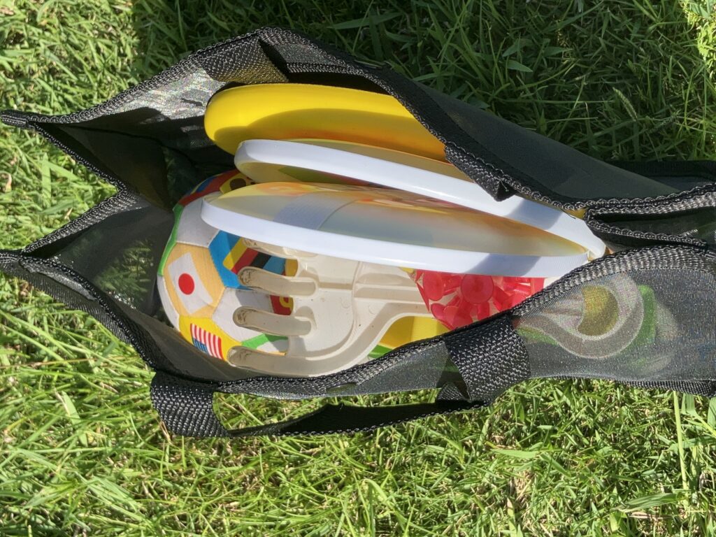 4歳ママ厳選！未就学児公園グッズ持ち運びメッシュバッグ3選のメッシュバッグブラックの中身