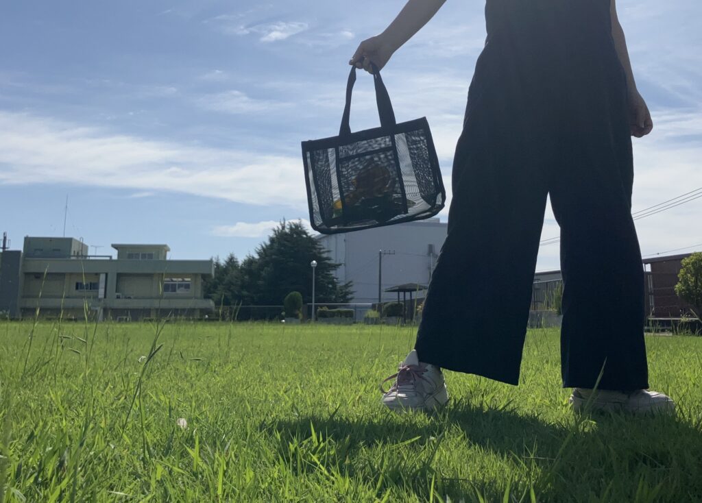 4歳ママ厳選！未就学児公園グッズ持ち運びメッシュバッグ3選のメッシュバッグブラックの大きさ