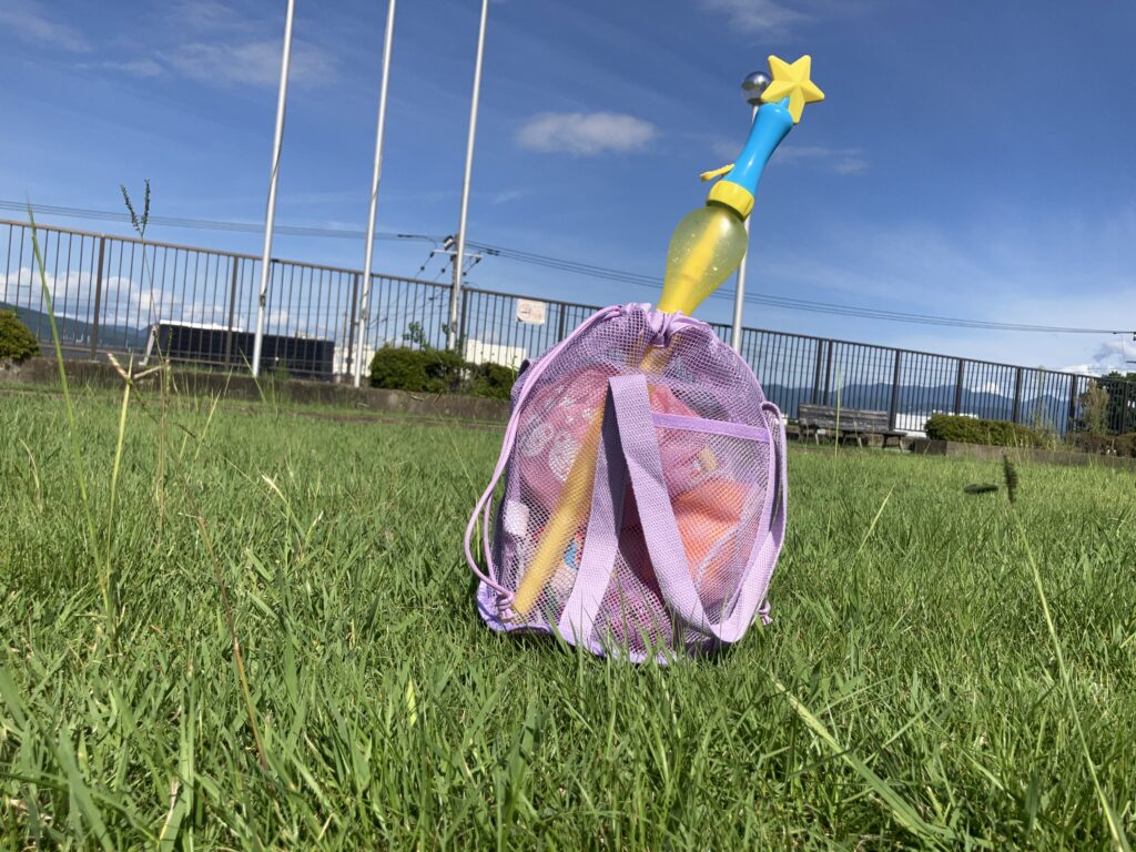 4歳ママ厳選！未就学児公園グッズ持ち運びメッシュバッグ3選のメッシュバッグ巾着のシャボン玉を入れた様子
