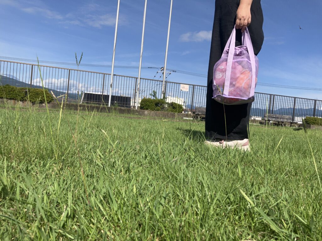 4歳ママ厳選！未就学児公園グッズ持ち運びメッシュバッグ3選のメッシュバッグ巾着の大きさ