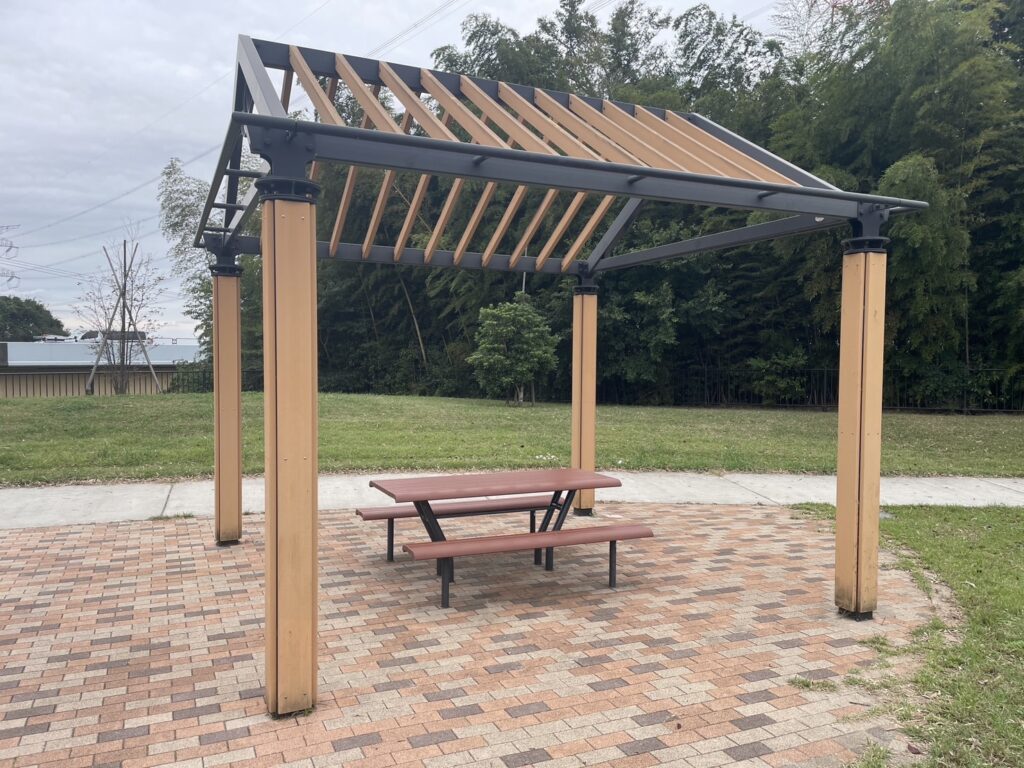 柏たなか北公園の屋根付きベンチ