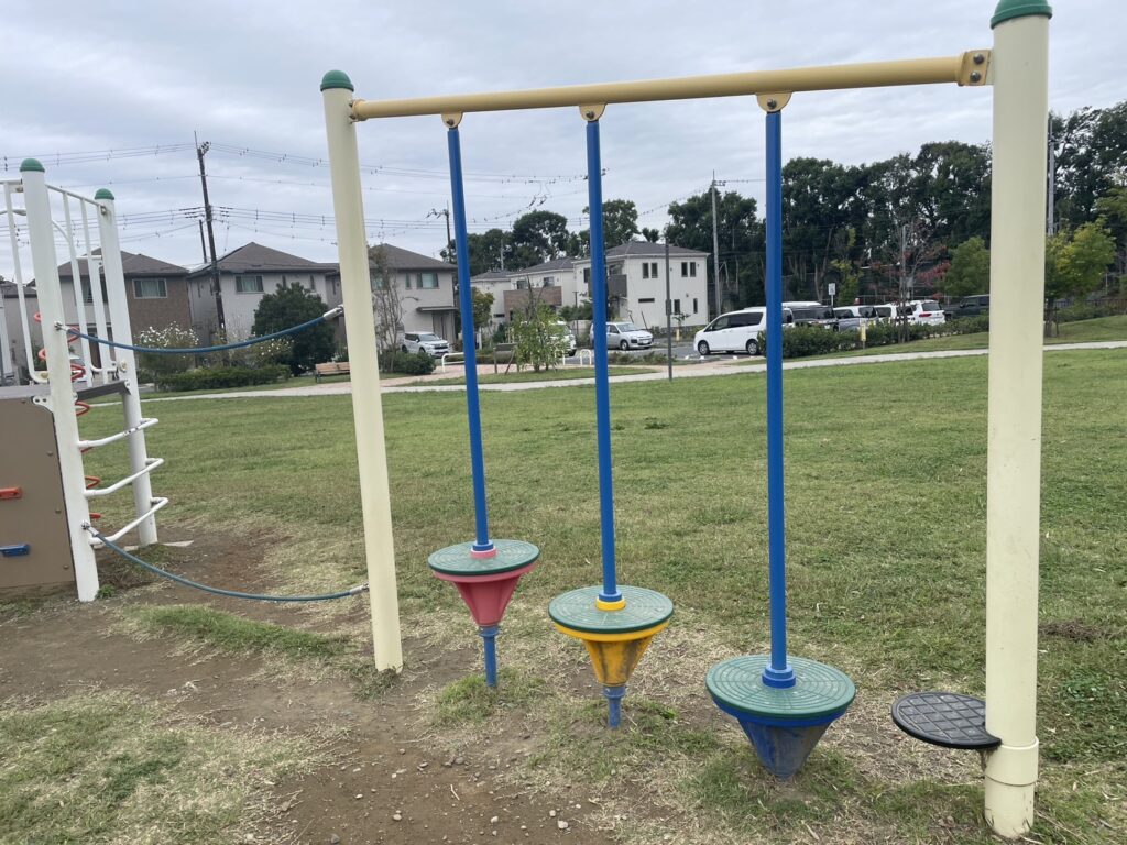 柏たなか北公園のアスレチックの浮石