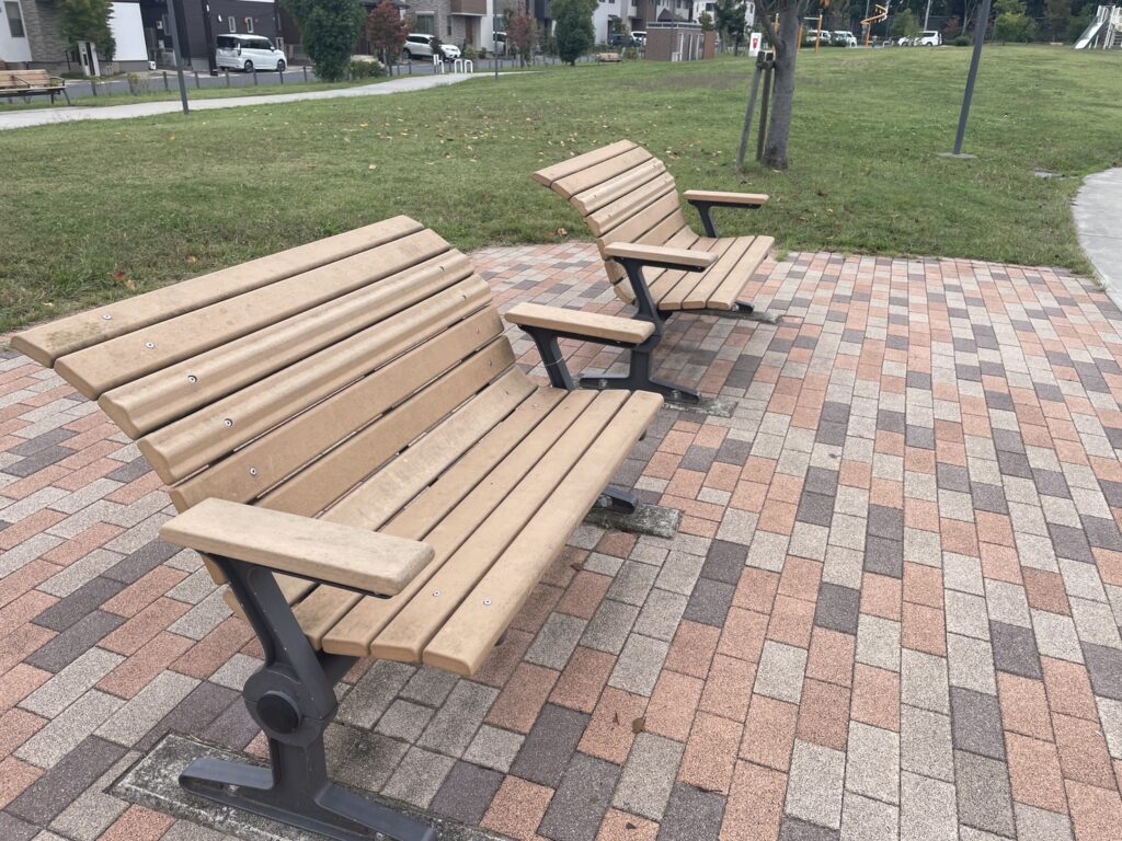 柏たなか北公園の背もたれありベンチ