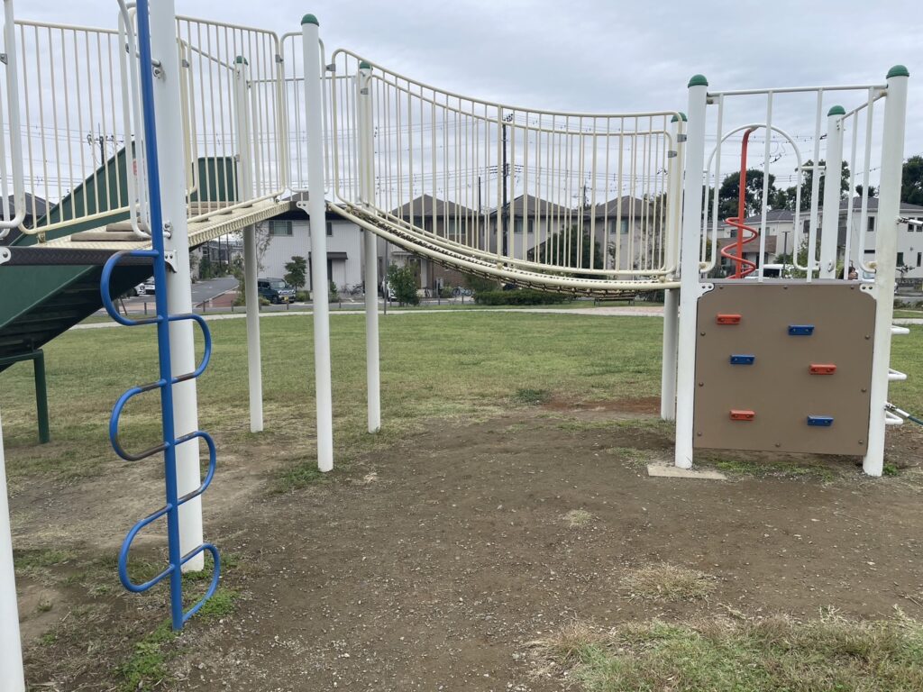 柏たなか北公園のアスレチックのはしご