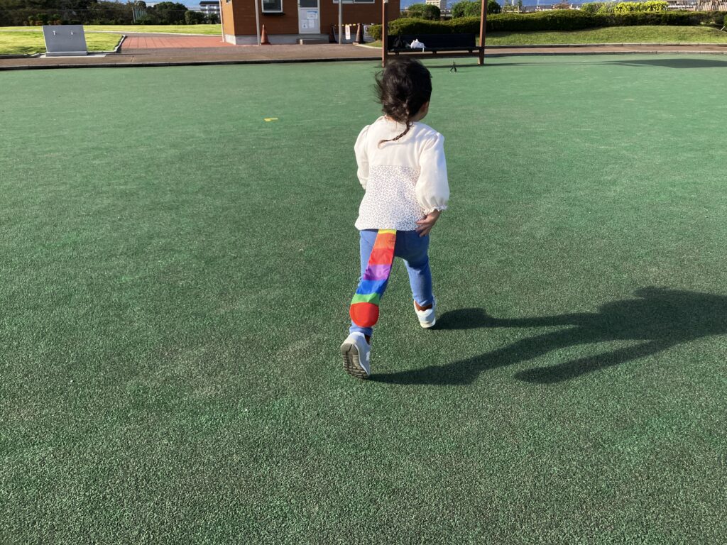 知育×運動!ボール遊びに飽きたらにじいろトスのしっぽ取りする子ども