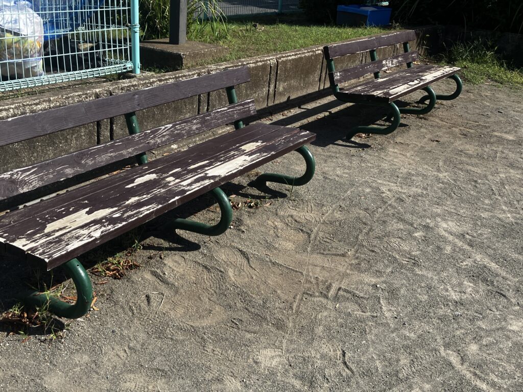 金田公園の背もたれありベンチ