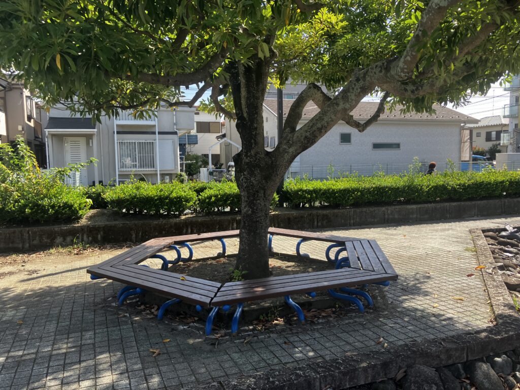 金田公園の池の近くの六角形ベンチ
