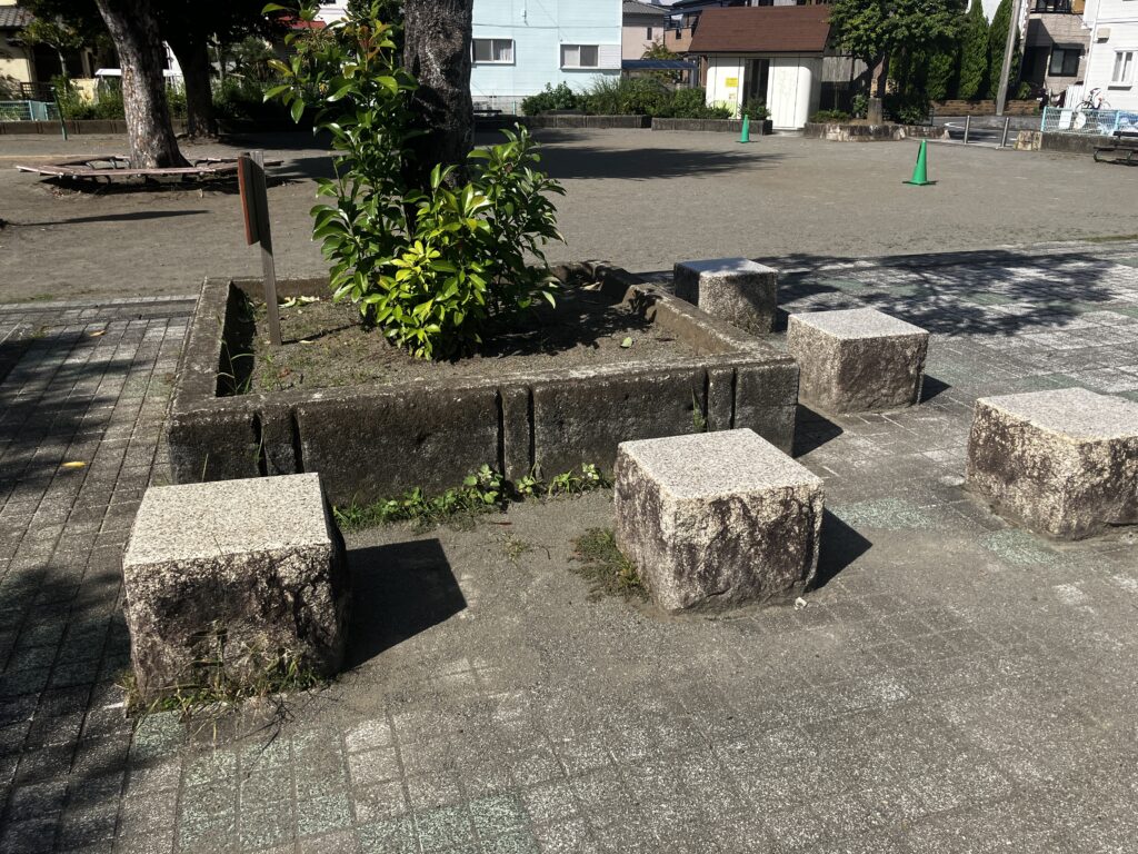 金田公園の腰掛け椅子