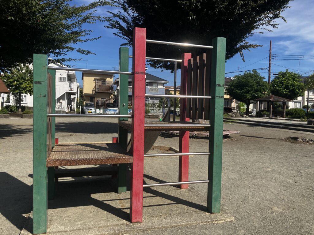 金田公園のすべり台登るところ