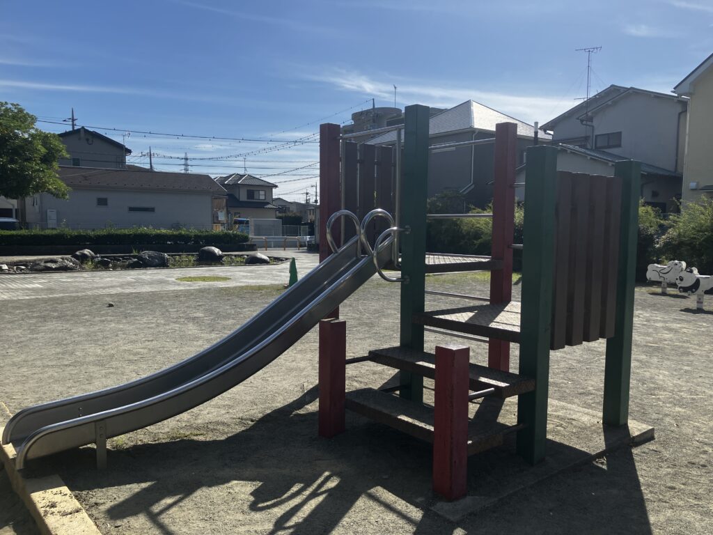 金田公園の砂場付きすべり台