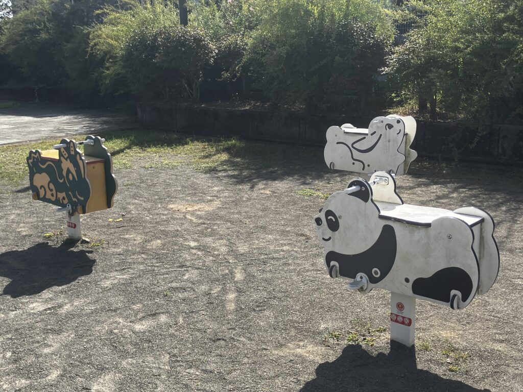 金田公園のパンダとヤギのスイング遊具