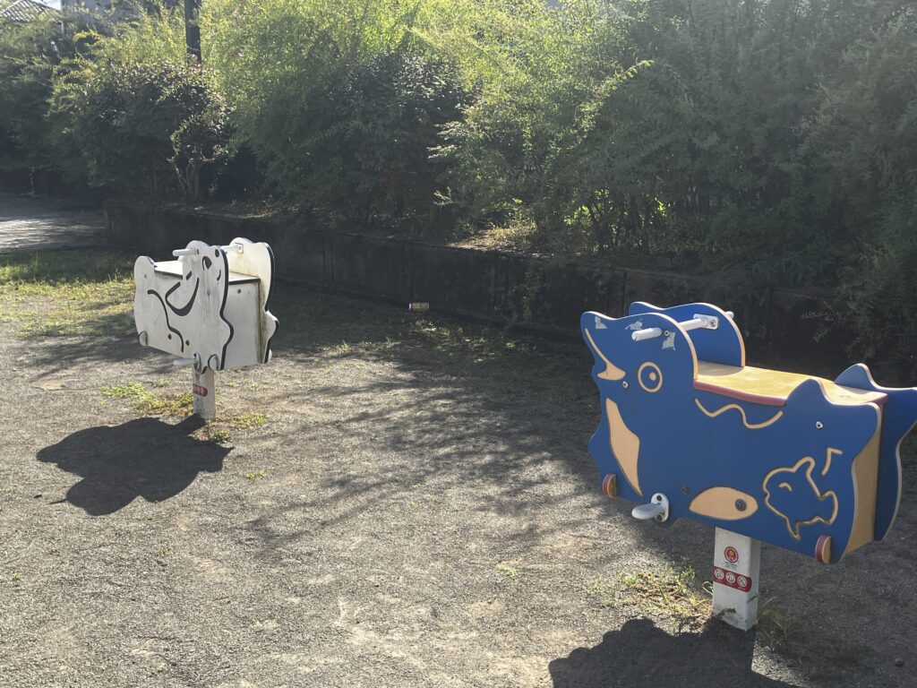 金田公園のうさぎとイルカのスイング遊具