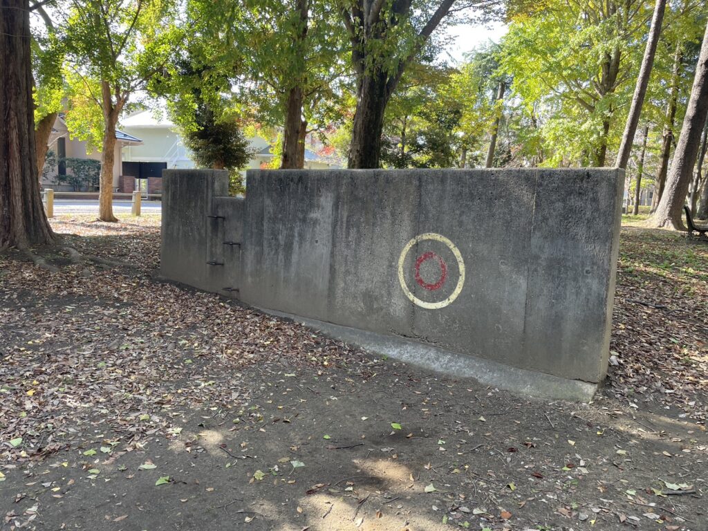 柏ビレジ水辺の公園・柏ビレジ第五公園の塀の遊具
