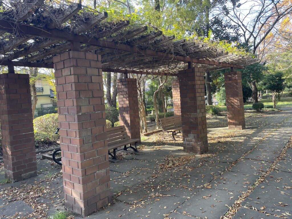 柏ビレジ水辺の公園・柏ビレジ第五公園の屋根付き背もたれありベンチ