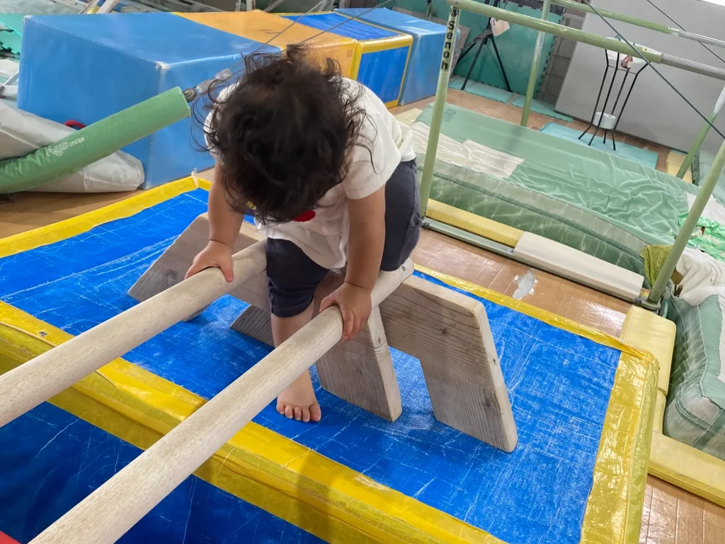 1歳半から体操教室は早い？通って感じたメリットと体験談のはしご