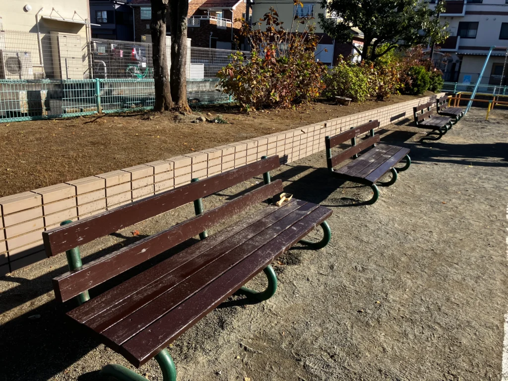 豊岡公園の背もたれありベンチ