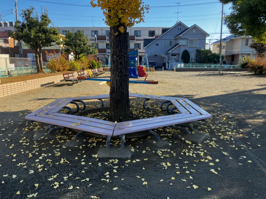 豊岡公園の六角形のベンチ