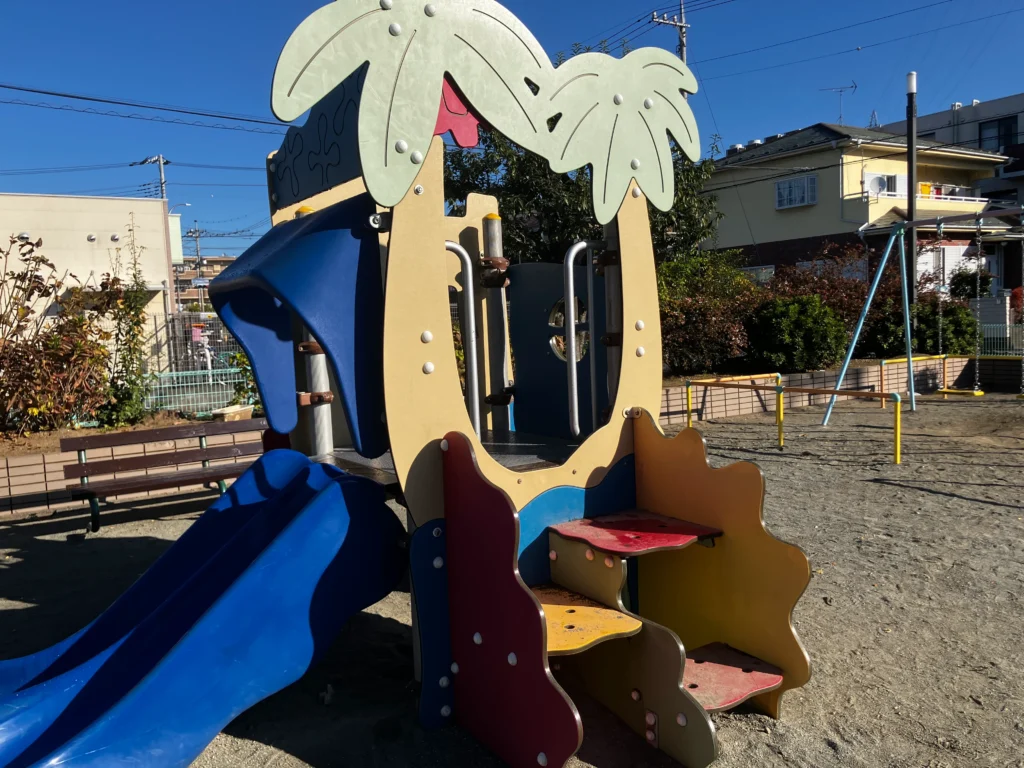 豊岡公園の複合遊具の階段