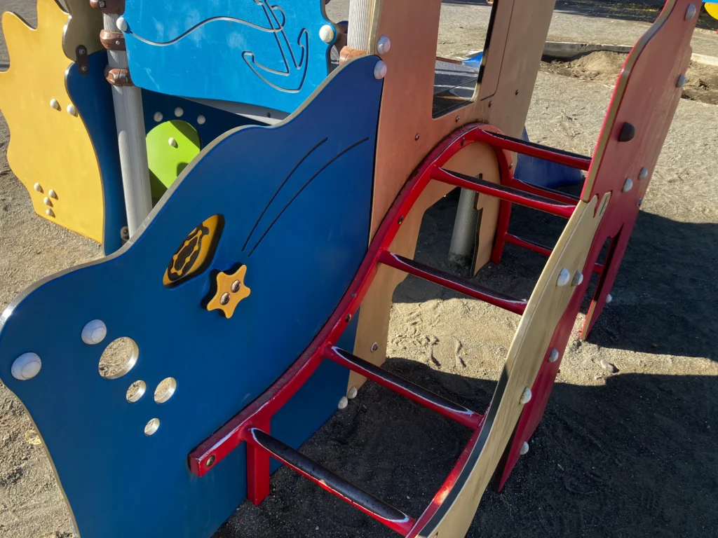 豊岡公園の複合遊具のはしご