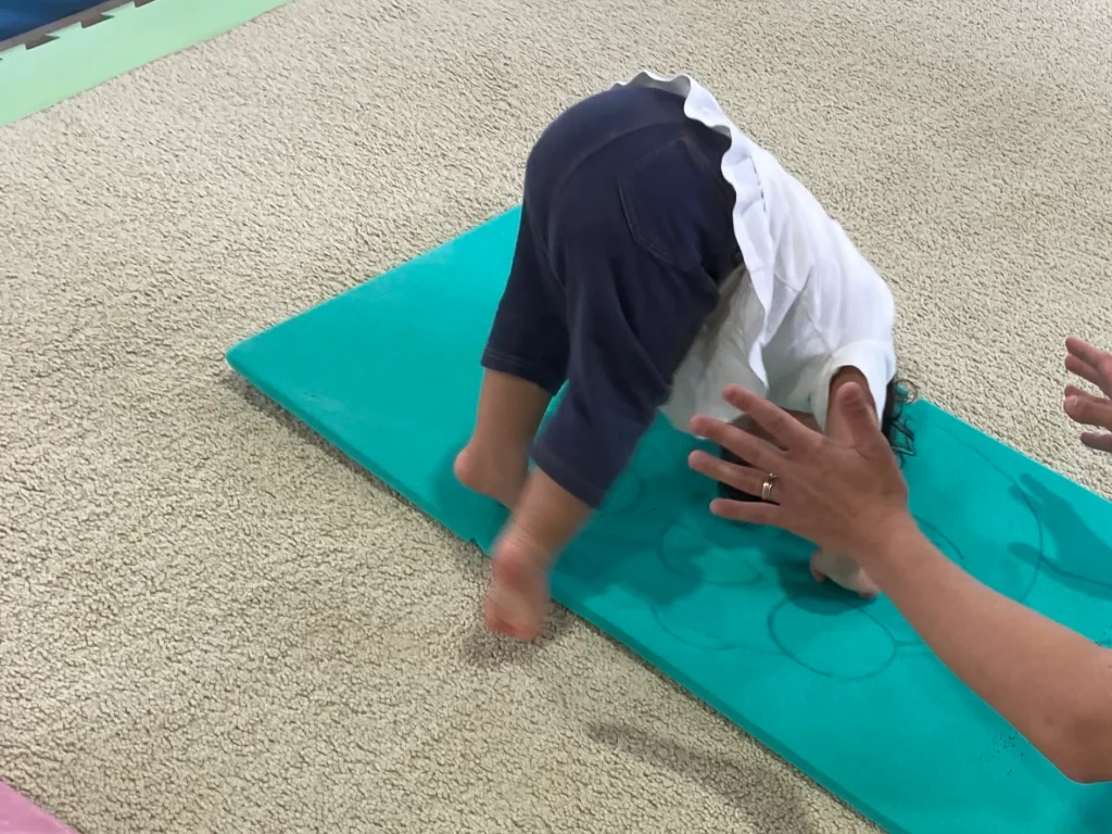 1歳半から体操教室は早い？通って感じたメリットと体験談のでんぐり返し