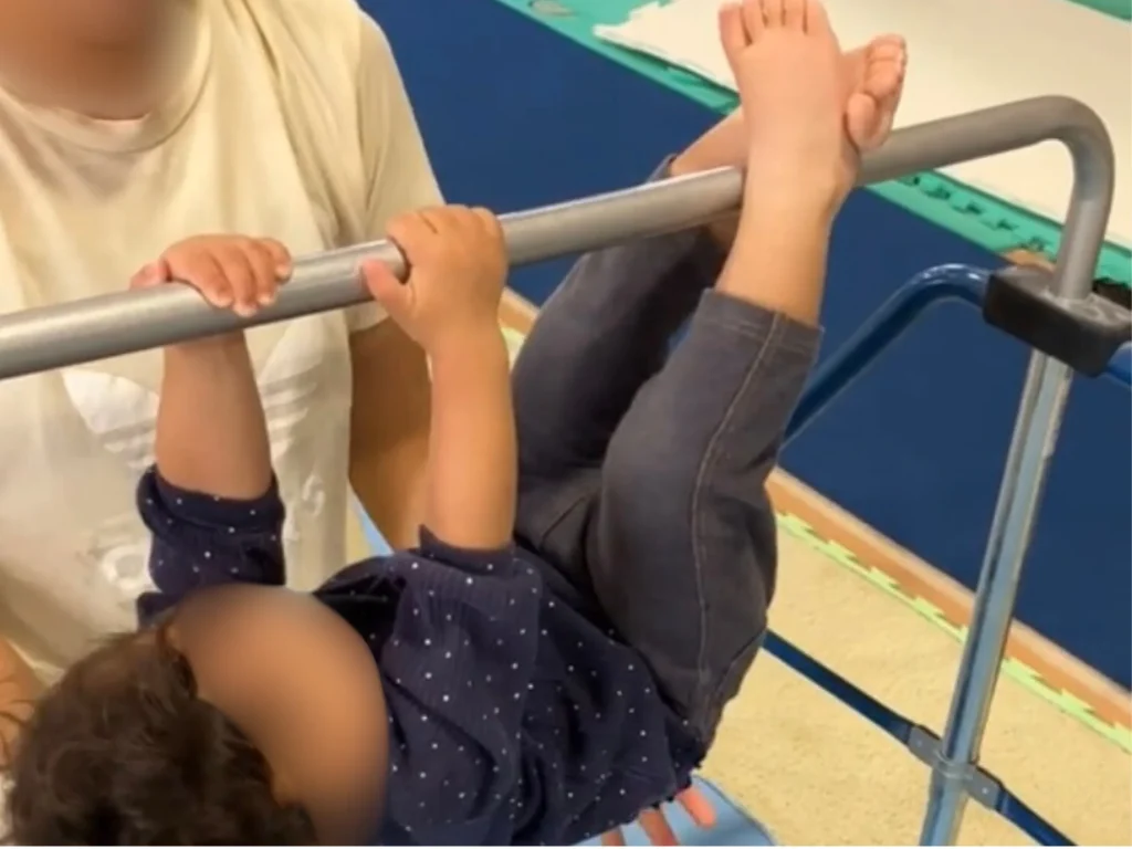 1歳半から体操教室は早い？通って感じたメリットと体験談の豚の丸焼き