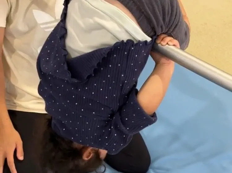 1歳半から体操教室は早い？通って感じたメリットと体験談の鉄棒前周り