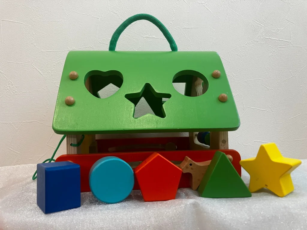 ママ厳選！0〜2歳が夢中になるクリスマスプレゼントのおうち型はめ