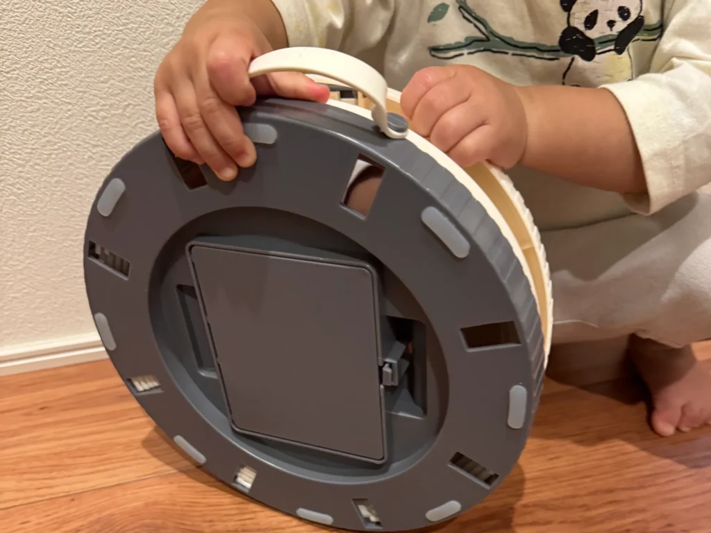 トイトレ中も安心！公園で役立つポータブルトイレのトイレを開ける子ども