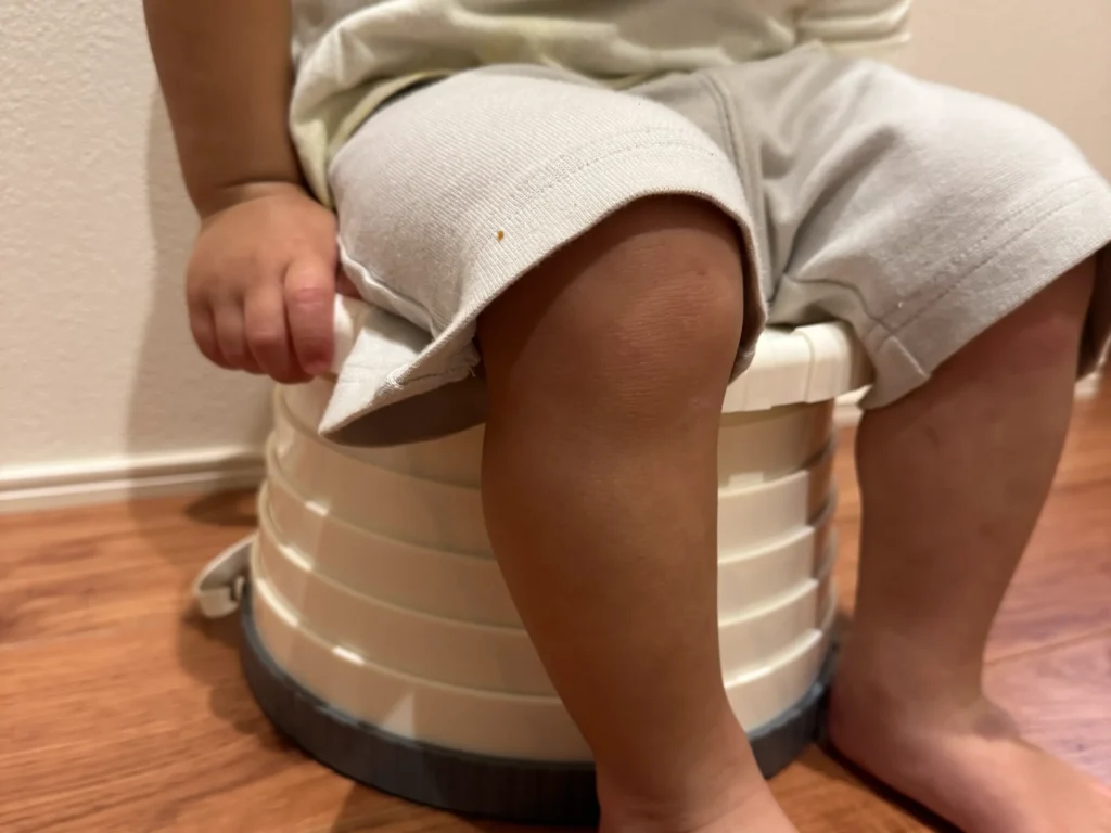 トイトレ中も安心！公園で役立つポータブルトイレの座る子ども