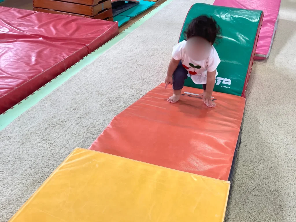 1歳半から体操教室は早い？通って感じたメリットと体験談の傾斜のあるマット運動