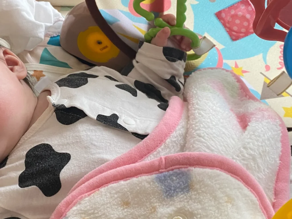 ママ厳選！0〜2歳が夢中になるクリスマスプレゼントのスマート知育ジムを握る子ども