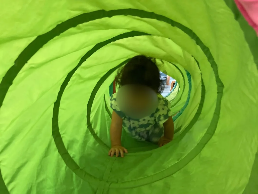 1歳半から体操教室は早い？通って感じたメリットと体験談のトンネル