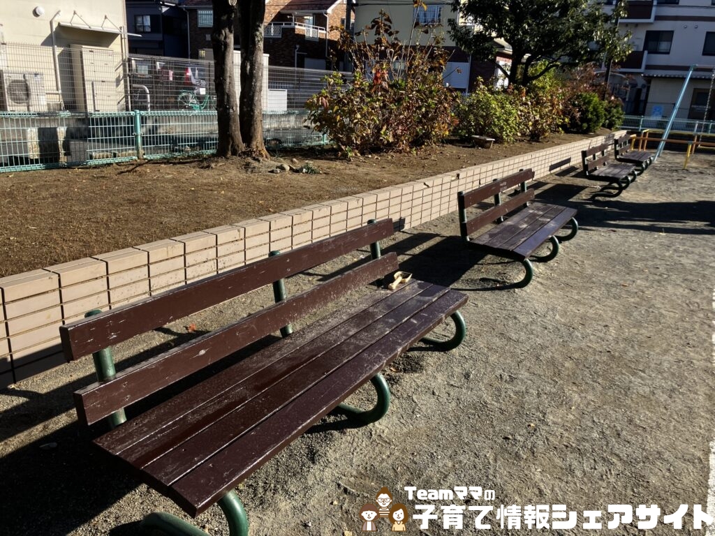 豊岡公園の背もたれありベンチ