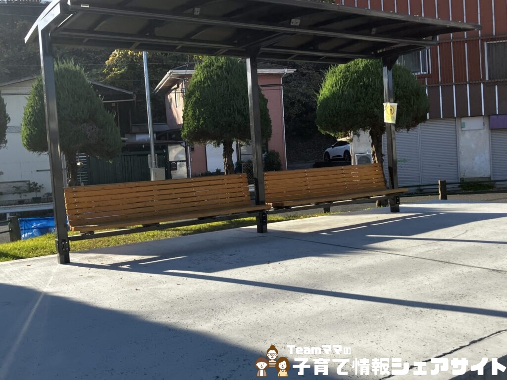 山根公園の屋根付きベンチ