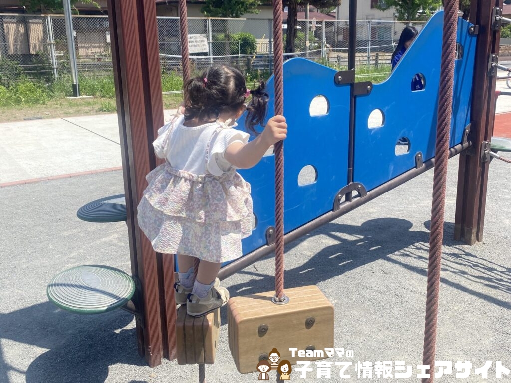 山根公園の浮きで遊ぶ子ども