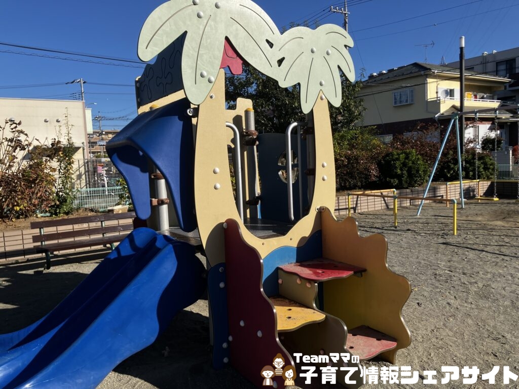豊岡公園の複合遊具の階段