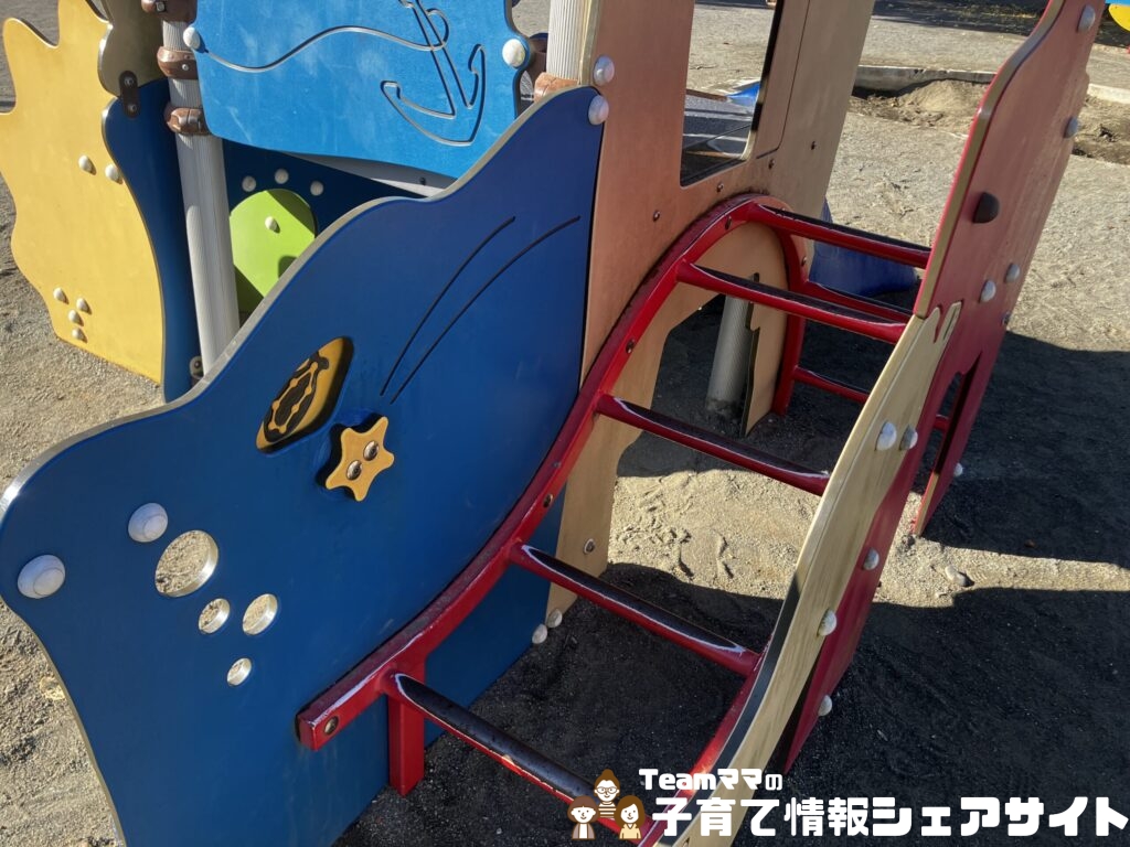 豊岡公園の複合遊具のはしご