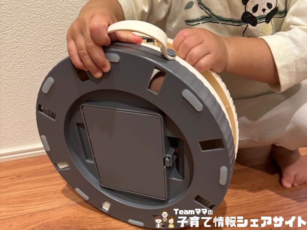 トイトレ中も安心！公園で役立つポータブルトイレのトイレを開ける子ども