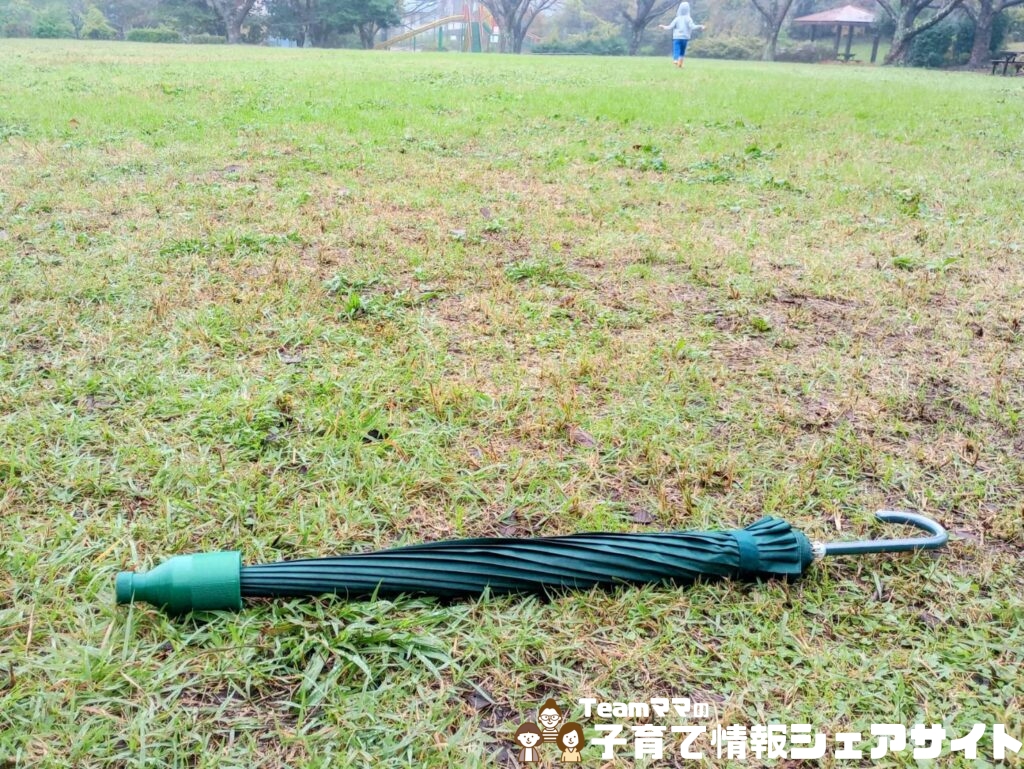 雨の日の公園でお散歩もラクに！おすすめスライド傘のスライド傘