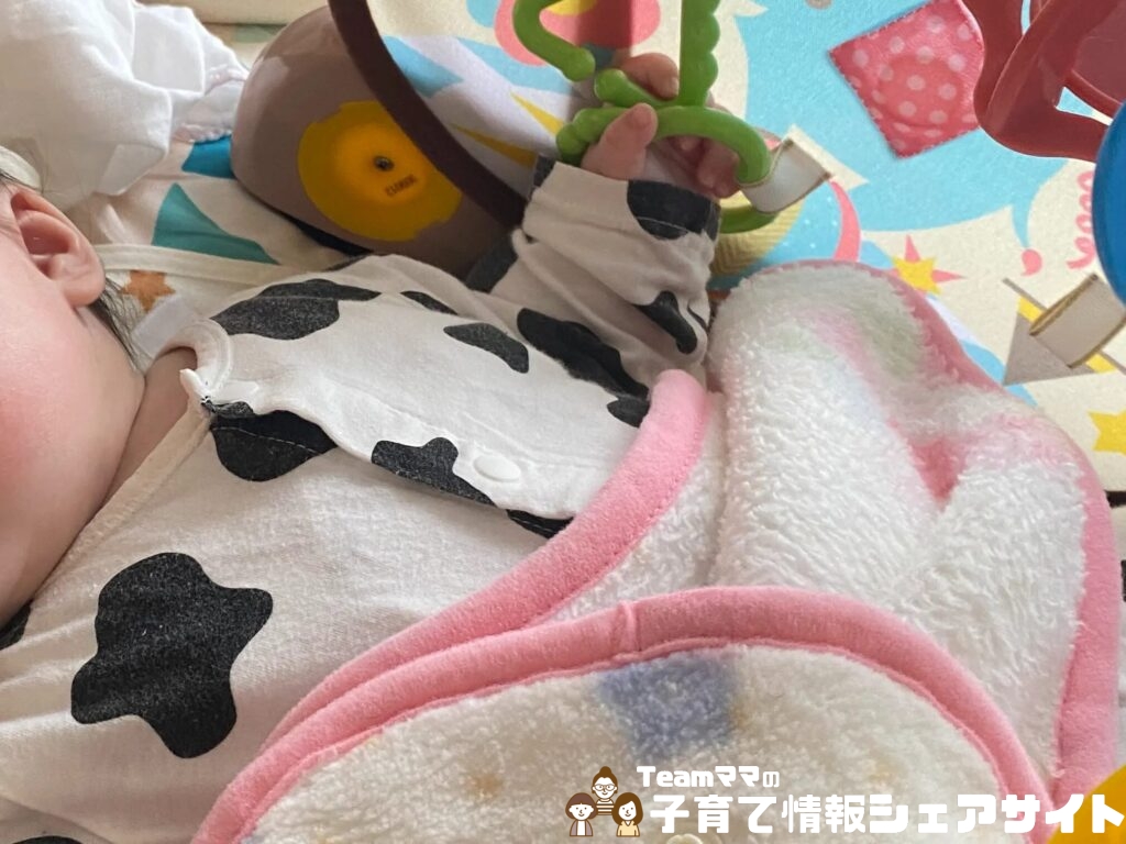 ママ厳選！0〜2歳が夢中になるクリスマスプレゼントのスマート知育ジムを握る子ども