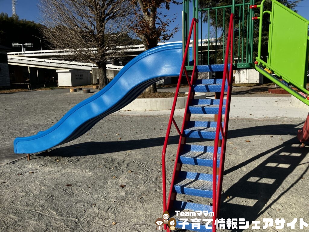 山根公園の複合遊具階段