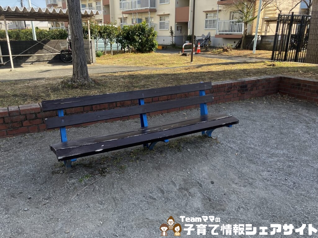 小八幡第一公園の低いベンチ