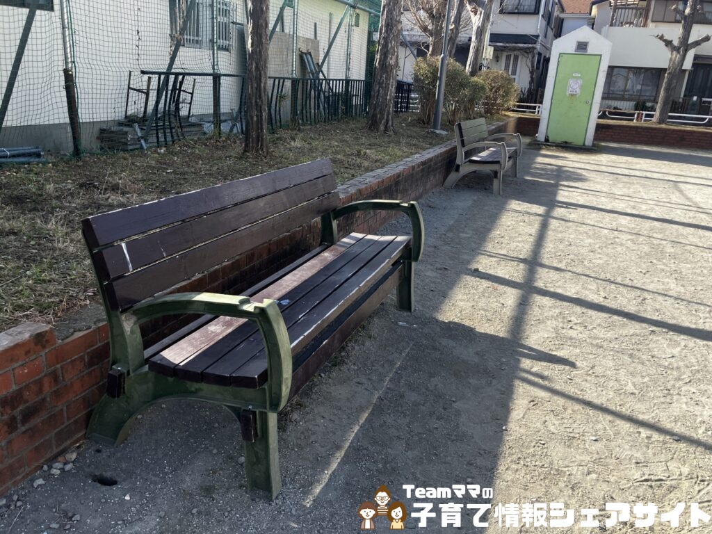 小八幡第一公園の背もたれありベンチ